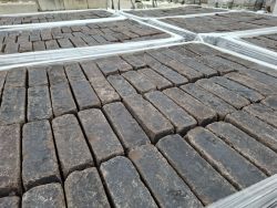 Oud gebakken dik- formaat Antraciet op pallets.