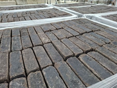 Oud gebakken dik- formaat Antraciet op pallets.