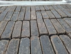 Oud gebakken dik- formaat Antraciet op pallets.