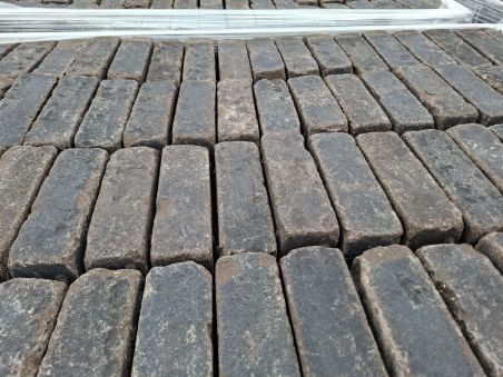 Oud gebakken dik- formaat Antraciet op pallets.