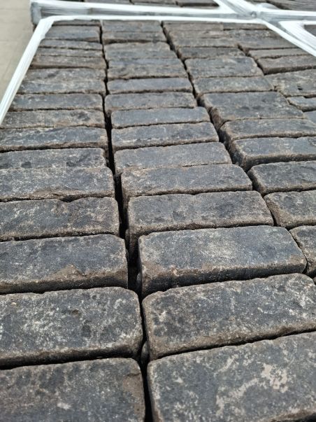 Oud gebakken dik- formaat Antraciet op pallets.