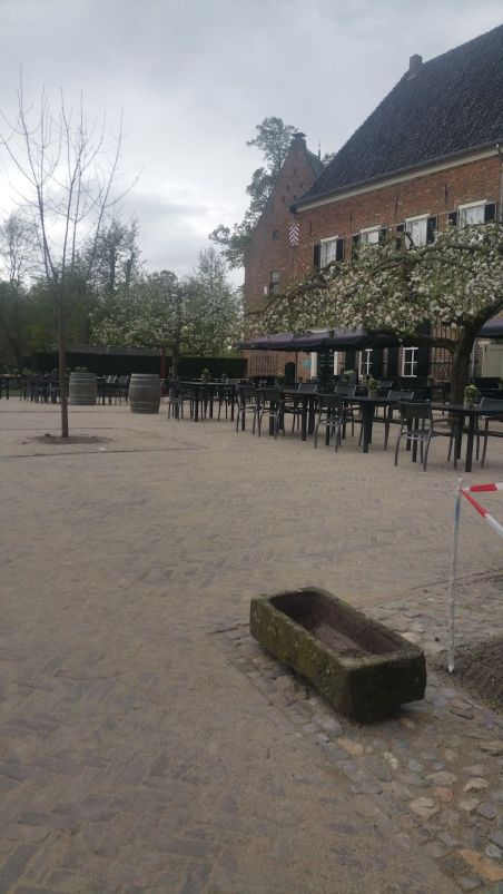 Oude dikformaat paars genuanceerd vindt u bij Klinkervantoen