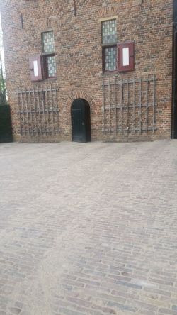 Oude dikformaat paars genuanceerd vindt u bij Klinkervantoen