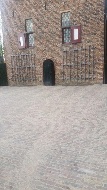 Oude dikformaat paars genuanceerd vindt u bij Klinkervantoen