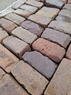 Zeer oude klinkerkeien op pallets rood genuanceerd.