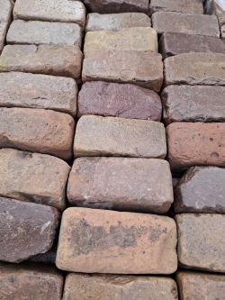 Zeer oude klinkerkeien op pallets rood genuanceerd.