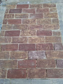 Old look smalle kei formaat klinkers plat gestraat op pallets