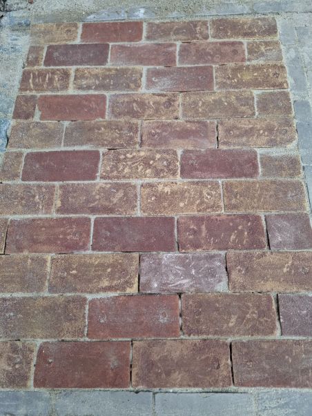 Old look smalle kei formaat klinkers plat gestraat op pallets