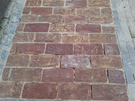 Old look smalle kei formaat klinkers plat gestraat op pallets