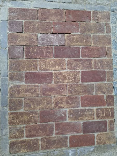 Old look smalle kei formaat klinkers plat gestraat op pallets